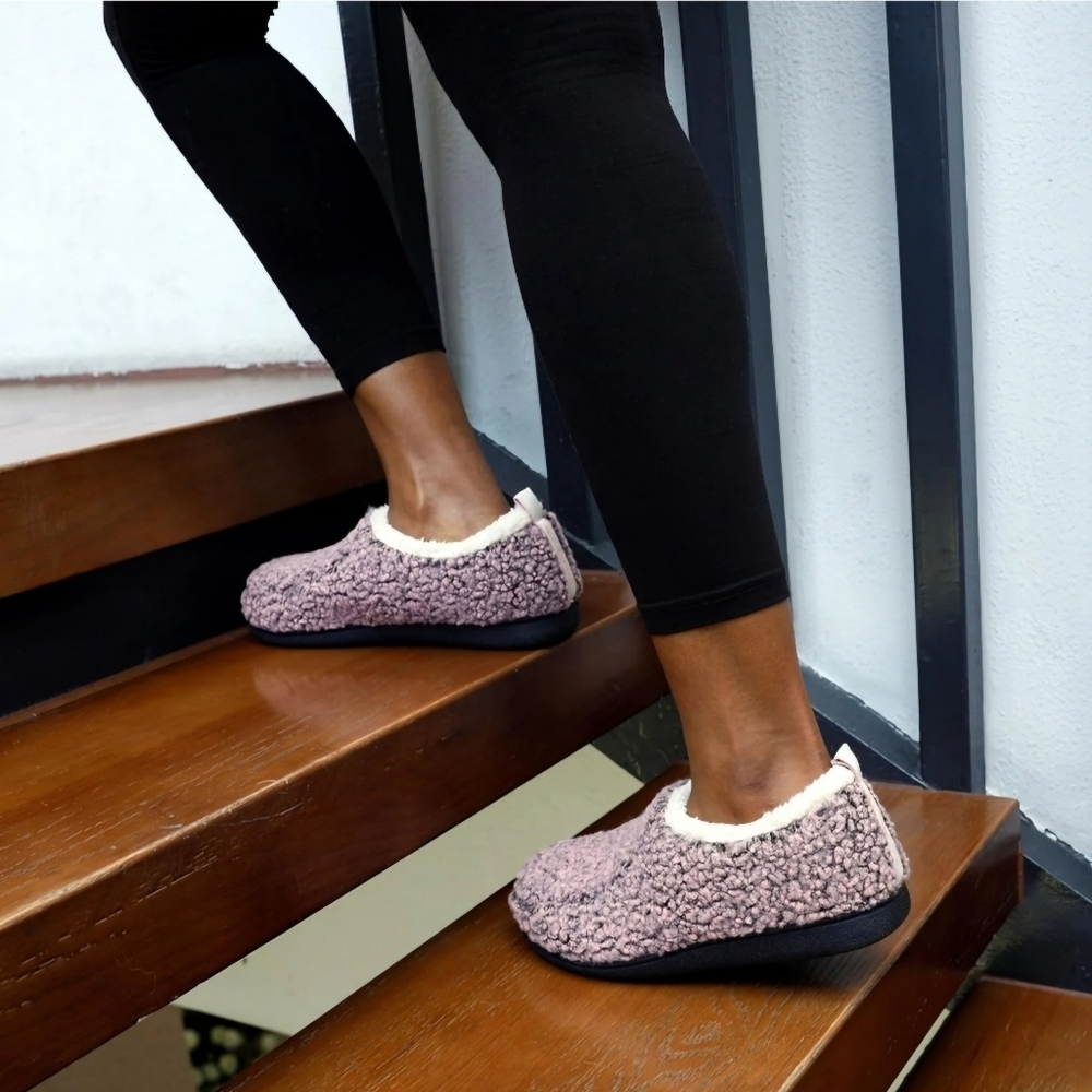 NEW Slippers house shoes for indoor outdoor use Pink fuzzy, machine washable - Picture 5 of 5
